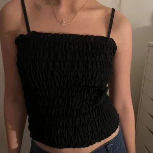 Svart topp - Svart charmig topp i strechigt material, som klär både xs/s & m.🖤