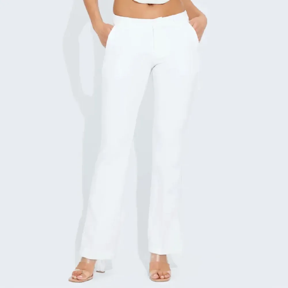 vita lågmidjade kostymbyxor med slits från Bik Bok! fint skick! storlek 34 (ytterben ca 87cm, innerben ca 70cm). kontakta mig om du har frågor <3. Jeans & Byxor.