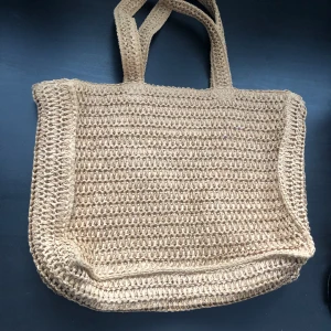 Strandväska - En strandväska från H&M, bra skick köparen står för frakten 💗