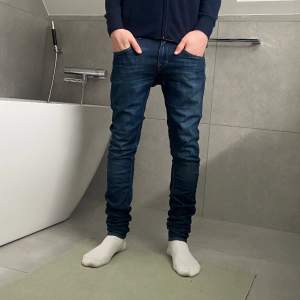 Säljer nu ett par riktigt feta tiger of Sweden jeans. Jeansen är i perfekt skick med en ”Slim” passform. Inköpta för 1599 men vårt pris ligger på endast 499. Priset kan diskuteras vid snabb affär, skriv vid minsta fundering!