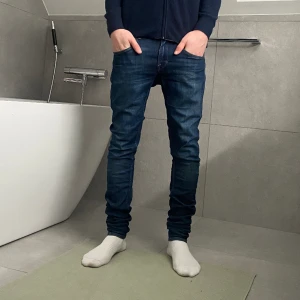 Tiger of Sweden Jeans - Säljer nu ett par riktigt feta tiger of Sweden jeans. Jeansen är i perfekt skick med en ”Slim” passform. Inköpta för 1599 men vårt pris ligger på endast 499. Priset kan diskuteras vid snabb affär, skriv vid minsta fundering!