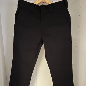 Dickies chinos - Dickies chinos slim fit, väldigt fina 10/10 bara använda någon enstaka gång. Kan gå ner i pris vid snabb affär 