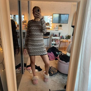 Klänning för höst och vinter  - Klänning i väldigt fint skick med lite tjockare tyg som passar så fint till höst, vår och vinter.