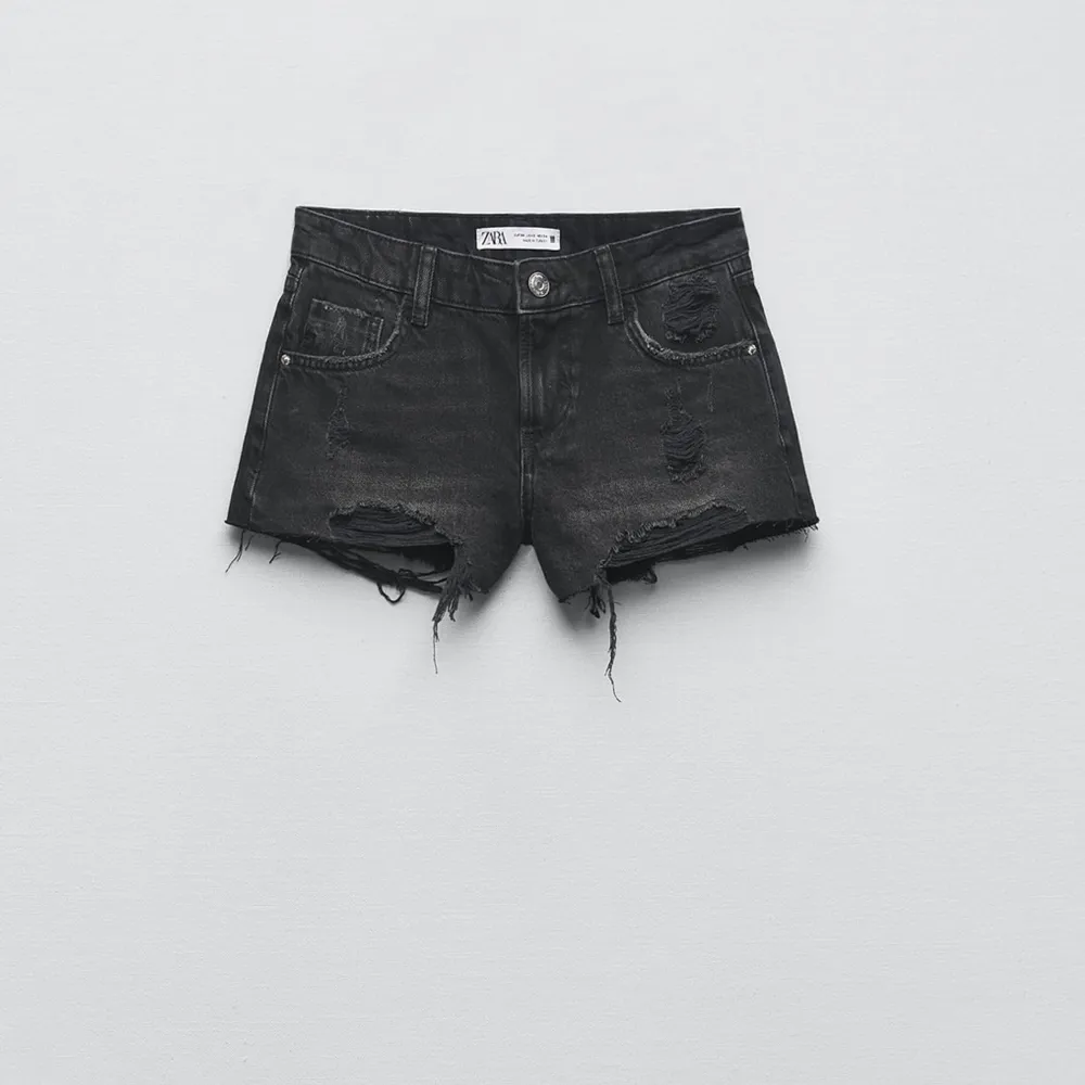 Jätte snygga slutsålda lågmidjade jeansshorts från zara! Helt nya med prislappen kvar. . Shorts.