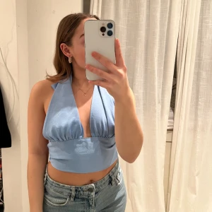 Blå blus  - Super fin blå blus, knappt andvänd. Öppen rygg. 