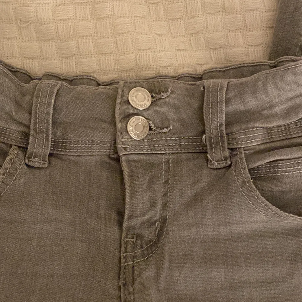 Jätte fina gråa jeans från Gina Tricot har nästan aldrig använt dom skriv för fler frågor Priset kan diskuteras. Jeans & Byxor.