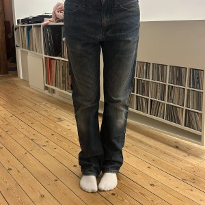 Hamptons jeans - Säljer dessa blåa hamptons jeans då dem inte längre kommer till användning. Jeansen är i bra skick.  Skriv gärna för fler bilder eller om ni har andra frågor!💗💗 storlekar: w:32 l:34