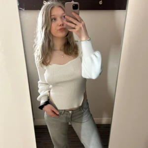 GinaTricot Low waist Straight Jeans grå - Jag säljer mina Gina jeans i storlek 36 då de inte längre passar mig, de ligger mest i garderoben. Nypris 500kr så säljer för 200🥰