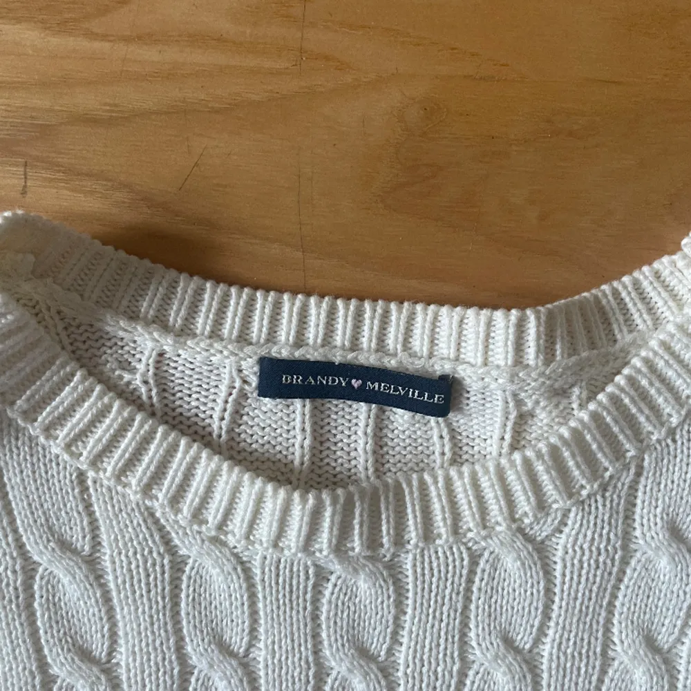 Brandy Melville tröja i storlek one size men skulle säga att den passar s-m🫶🏻 ganska bra skick, inga tydliga defekter men använd ganska mycket.  . Tröjor & Koftor.