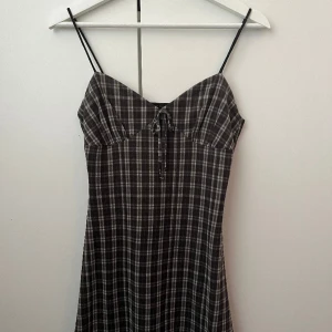 Grön-svart klänning - Kort klänning från Urban Outfitters i fint skick! Har använts mycket