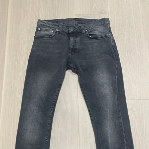 Nudie jeans  - Säljer mina skitsnygga nudie jeans som jag tyvärr inte andvänder så mycket längre. Köpte dom på NK för 1600 i november. Skick 9/10