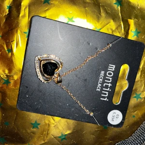 Halsband med berlock  - Hjärta med blå Sten. Nytt!