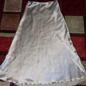 Fin satin kjol  - En jättefin och bekväm satin kjol som är tyvärr inte min storlek och därför säljer den. Jag ska flytta så därför vill bli av med allt. Skriv gärna om ni vill diskutera priset eller har frågor 