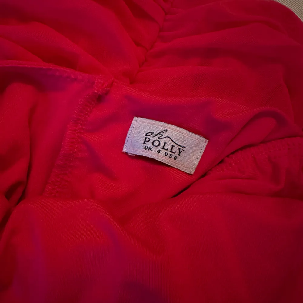 Säljer denna neon rosa och stretchiga klänning från Oh polly som användes en gång. Size 4 motsvarar Xs. . Klänningar.