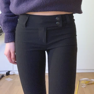 Low waist kostymbyxor  - Svarta lågmidjade kostymbyxor i bootcut modell. Väldigt stretchiga och sköna💕 Innerbenslängd: 77cm 