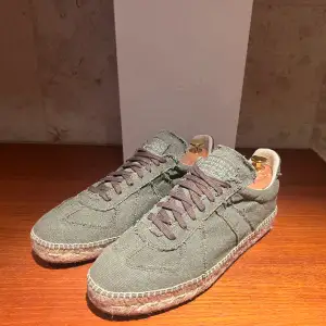 Espadrilles sneakers från Margiela i Gat modellen. Helt nya, aldrig satta på foten. Låda och dustbag medföljer. Sjukt unika och ovanliga sneakers. Vid funderingar  är det bara att höra av sig😎✅