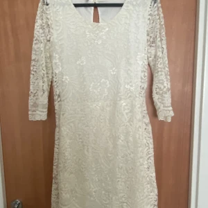 Vit klänning - Vit fin klänning, student klänning? Eller Bara en fin sommar klänning, storlek 38 från ONLY, skriv för mer bilder eller info!