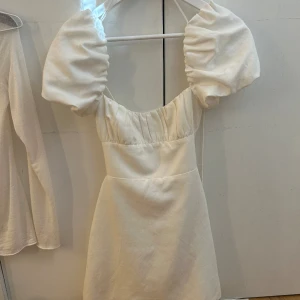 Zara klänning  - Säljer denna fina vita klänning från zara, använd en gång 💗