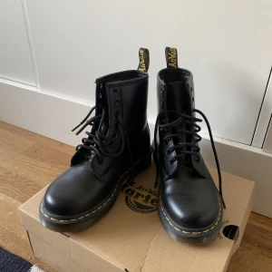 Dr Martens 1460 strl 36 - I princip helt oanvända Dr Martens 1460 strl 36. Kan mötas upp i centrala Stockholm eller skicka mot frakt. Nypris: 2100 kr