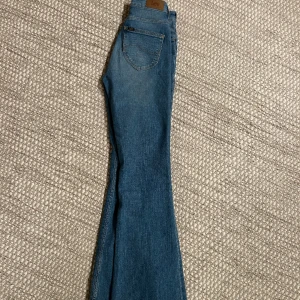 Lee jeans  - Blåa bootcut jeans från Lee, höga i midjan. Som nya, använda ca 2 gånger. Storlek W25L31 200kr
