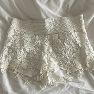 Vita lågmidjade virkade shorts - Så söta och aldrig använda🫶🏽tryck gärna på köp nu om ni vill få de postade idag!
