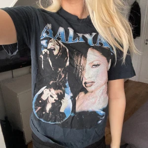 T-shirt med tryck - Storlek S. Använd fåtal gånger 