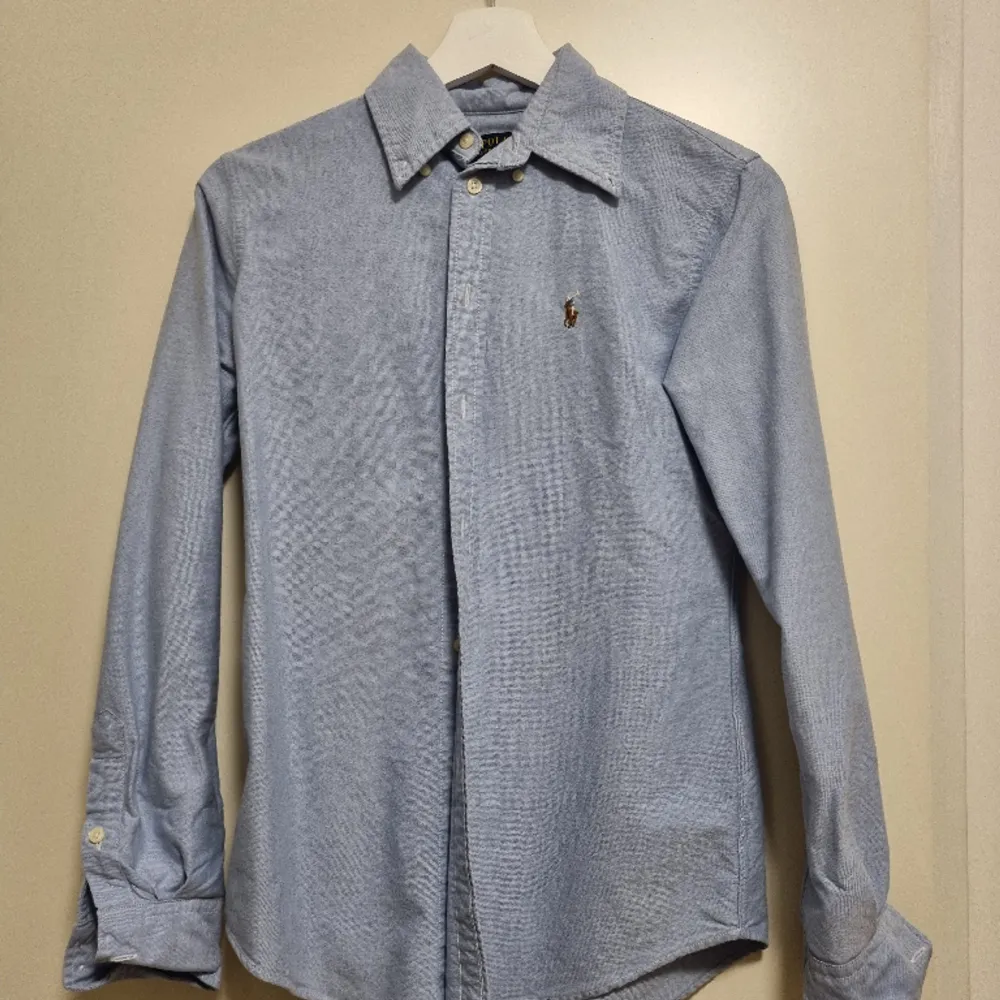 Ralph Lauren skjorta som är använd ett fåtal gånger. Storlek xs slim fit, ny pris 1300. Skjortor.