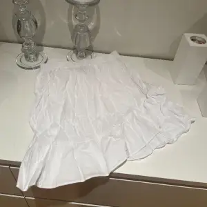 Säljer denna söta vita volang kjolen då den inte kommer till användning. Skriv vid intresse eller frågor. 