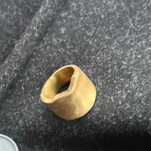Muli Collection eing - Helt ny, aldrig använd, muli Collection x Sanna jörnvik ring.  Nypris 500kr  Säljer för 230kr Storlek 18 men mer som en 17 skulle jag säga   