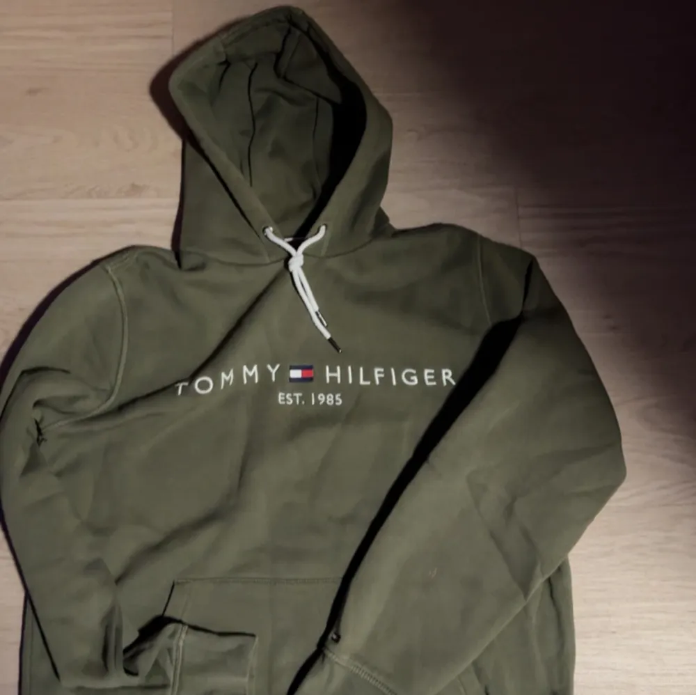 Säljer min helt nya Tommy hilfiger hoodie pga inte min stil, fick den som present. Hoodies.