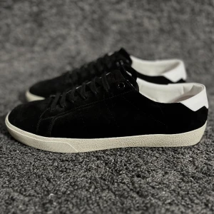 Saint Laurent skor  - Säljer ett par Saint Laurent skor i den eftertraktade färgen svart. Storlek 42. Nyskick, använda en gång utomhus. Nypris 5999kr, köp för endast 2799kr. Inget og ingår. Möts upp i Stockholm eller fraktar spårbart via postnord📦