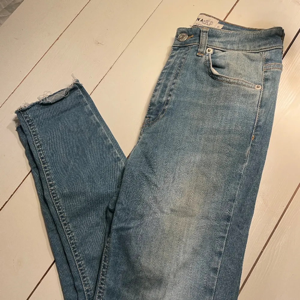 Ljusa jeans ifrån NA KD Slimfit . Jeans & Byxor.