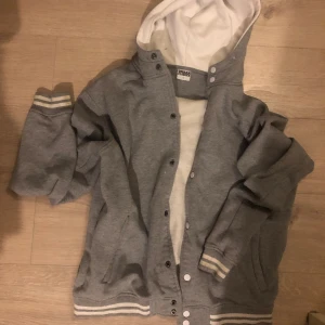 Hoddie - Köpt på Sellpy, storlek L. Pris kan diskuteras då jag bara vill bli av med den. Skriv för fler bilder