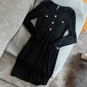 Den svarta lilla klänningen med guldiga detaljer. Superskön!! och fin men kommer aldrig till användning. Väldigt stretchig så passar xs & s.