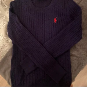 Ralph lauren tröja  - Tröjan är i väldigt bra skicka köpte den nyligen säljer på grund av att den inte passar mig. Hör av er om ni har några frågor. Pris kan diskuteras. 