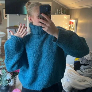 Mysig blå stickad tröja💙 - En stickad tröja i bra skick, tröjan har knappt några täcken på att den varit använd då den inte är nopprig. Säljer denna tröja då den inte kommer till så mycket användning💙