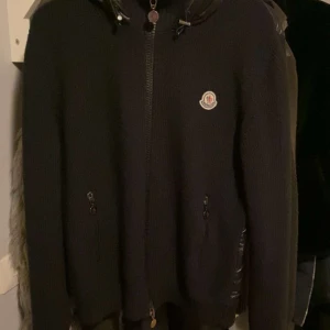 Moncler cardigan  - Moncler cardigan  Size L  Cond 9/10  Pm för mer info!