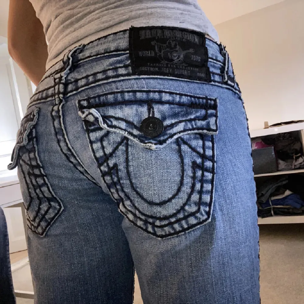 Säljer dessa true religon Jeans 🤍 då dem inte passar  💓 skriv om ni undrar något 🙌🏽 rakt över midjan är 36cm. Rakt över låret är 22cm. Köpt secondhand ❤️. Jeans & Byxor.