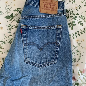 Vintage jeans från Levi’s  - Vintage jeans från Levi’s. Modellen är 507 i storlek W31 L32 (herrmodell). Bra skick, lite slitna nertill och i grenen.  Passformen är lite beroende på vad man önskar, men typ baggy eller straight. 
