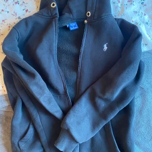 Svart polo zip  - En svart polo zip där saken till dragkedjan e lite sönder. Därför jag säljer, är dock övertygad om att det kan fixas bara jag som varit lat och inte vet hur man gör. Den sitter super fint på och är annars i nyskick