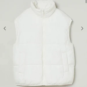 Hm väst - En super fin vit oversized väst från hm🤍 Använd fåtal gånger och i mycket bra skick! 