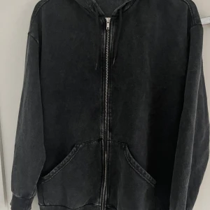 Oversized hoodie - Oversized grå zipup hoodie från Monki