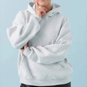 Säljer min ”mörk” gråa hoodie, jag upplever den lite lite mörkare! En DUPE  av Gina tricots. Inga defekter, helt oanvänd! Obs! Hoodien har snören - går att fixa genom att ta bort och du igen (ingen skillnad alls) Skriv privat för fler bilder!