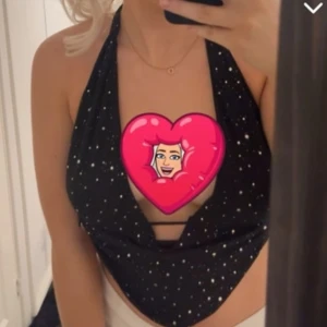 Svart festtopp - Säljer denna festtopp, från shein i storlek S. 🫶 aldrig använd bara testad.