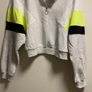 Croppad sweatshirt - Croppad sweatshirt från HM Storlek S Bra skick  Pris diskuterbart 