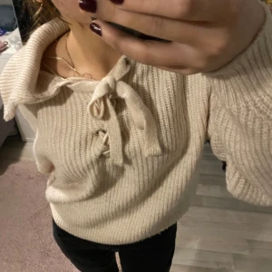 Söt stickad tröja S - Säljer min jättesöta tröja från NewYorker i storlek S. 