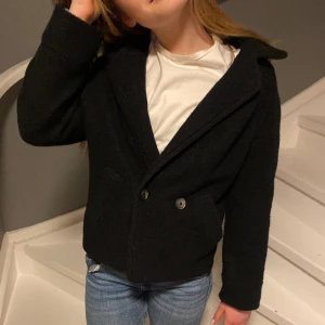 Svart kappa - Superfin kappa från zaras barnavdelning. Använd några få gånger förra våren.