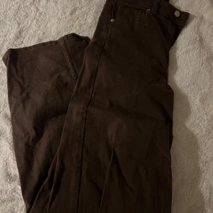 Bruna jeans  - 💞Bruna jeans ifrån H&M  💞Utsvängda ben, sitter tajt runt midjan  💞Bra passform i storlek S  KAN skickas + mötas 