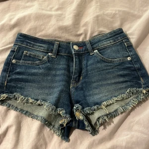 Jeans Shorts - Säljer mina jeansshorts från hm divided då dom är försmå för mig. Väldigt bra skicka och lite använda, skulle säga att dom är i nyskick. De är bara att skriva om man har en fråga🫶🏻