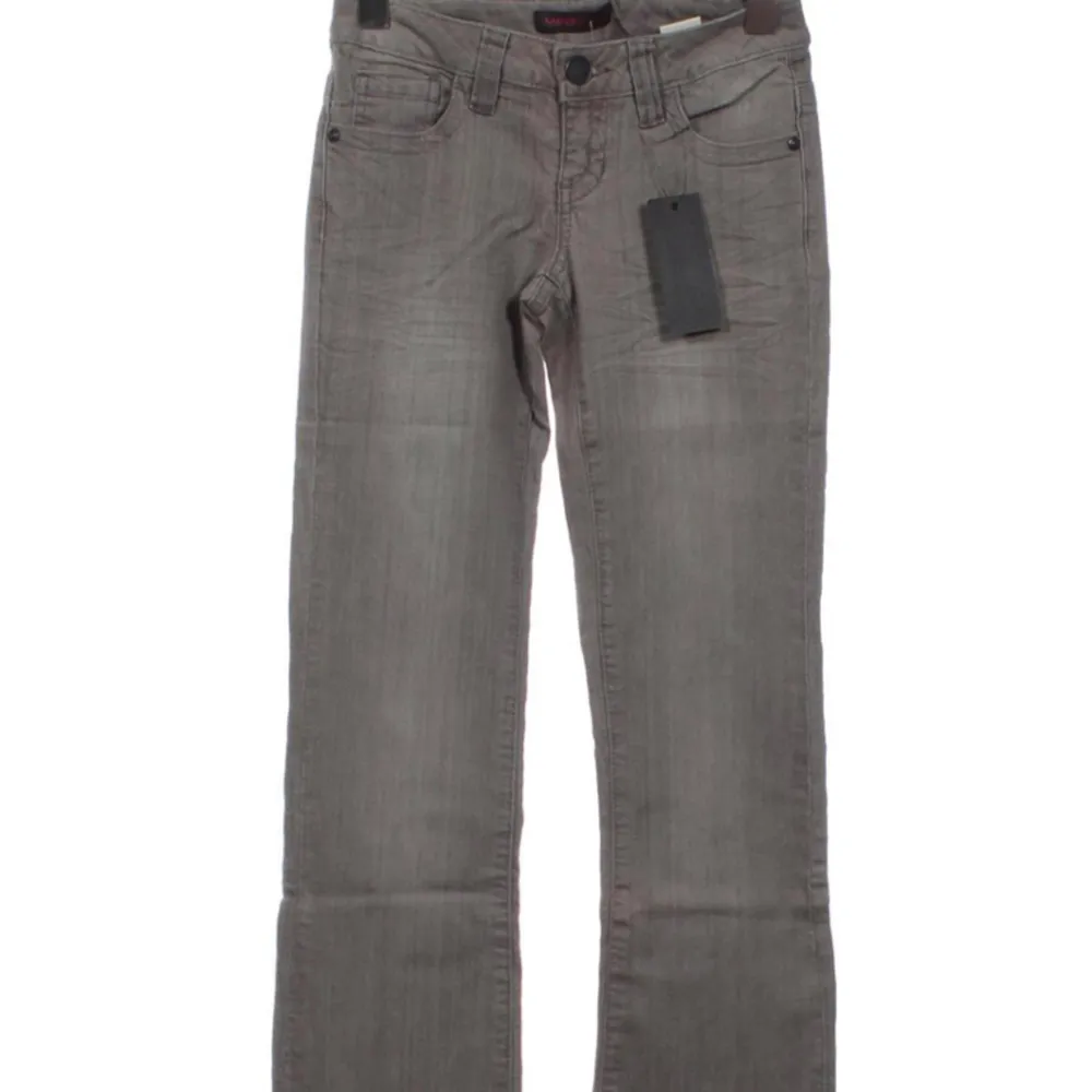 Så snygga lågmidjade jeans men coola detaljer på bakfickan❤️de är väldigt stretchiga! midjemått tvärsöver: 36 cm, innerben: 76 cm . Jeans & Byxor.